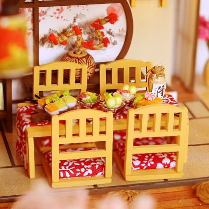 2Kids Toys - Miniatiūrinis namas Prabangi sakurų vila 2xAAA