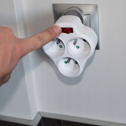 3 lizdų skirstytuvas su jungikliu