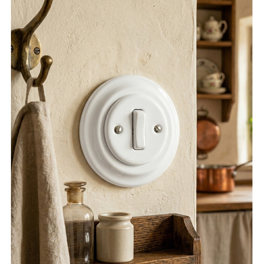 Bohemia-Design - Porcelianinis retro viengubas jungiklis su rėmeliu Nr. 6 baltas