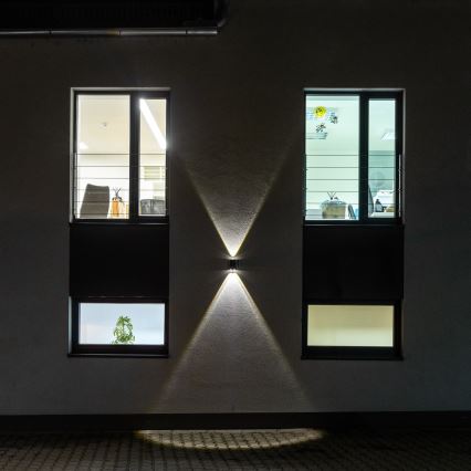 Brilagi - LED sieninis šviestuvas, įkraunamas saulės energija PYRAMID LED/2W/3,2V 1300 mAh IP54