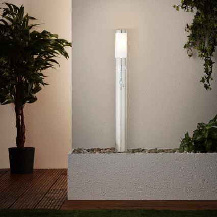 Brilliant - LED Lauko lempa su jutikliu LEIGH LED/0,9W/230V + 1xE27/11W 80 cm IP44 blizgus chromas