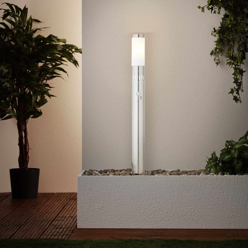 Brilliant - LED Lauko lempa su jutikliu LEIGH LED/0,9W/230V + 1xE27/11W 80 cm IP44 blizgus chromas