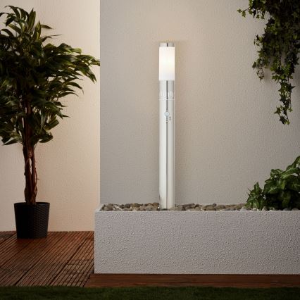 Brilliant - LED Lauko lempa su jutikliu LEIGH LED/0,9W/230V + 1xE27/11W 80 cm IP44 blizgus chromas