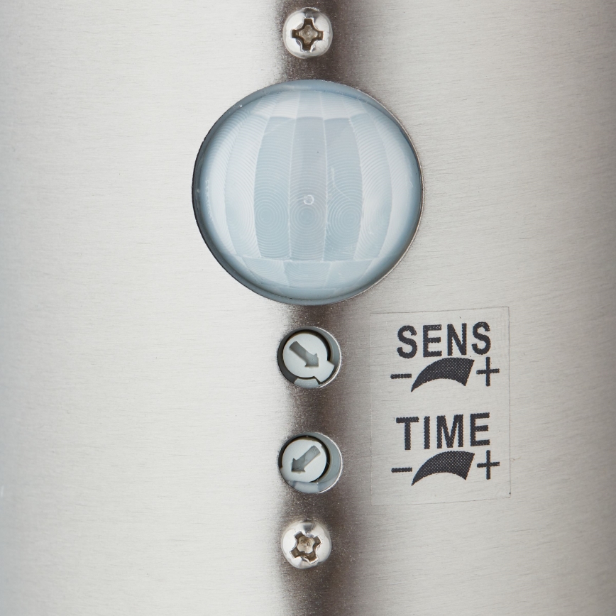 Brilliant - LED Lauko lempa su jutikliu LEIGH LED/0,9W/230V + 1xE27/11W 80 cm IP44 blizgus chromas