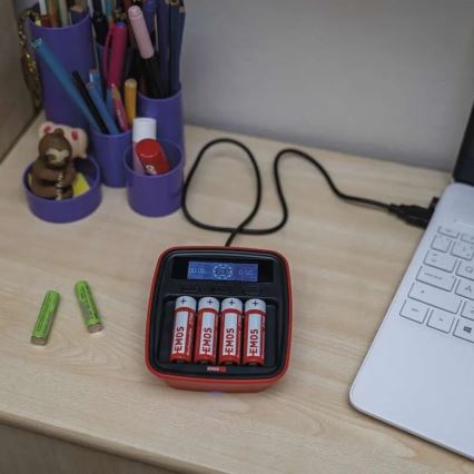 Baterijos įkroviklis su LCD ekranu 4xAA/AAA 5V