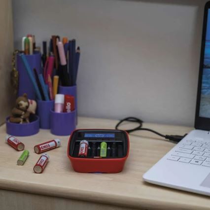 Baterijos įkroviklis su LCD ekranu 4xAA/AAA 5V