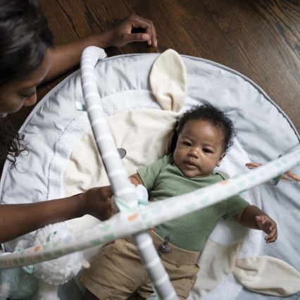 Ingenuity - Kūdikio antklodė, skirta žaisti CORRIE avelės