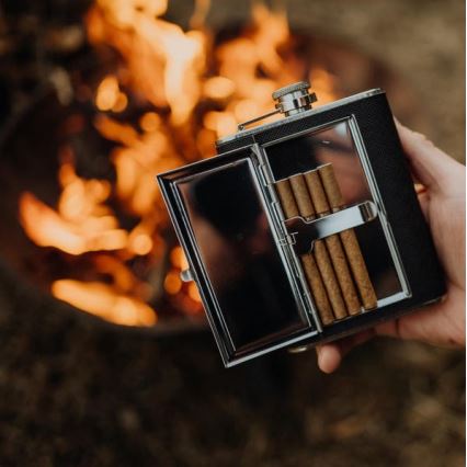Juodos spalvos kolba su cigarų dėklu 175 ml
