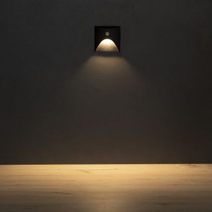 LED laiptų šviestuvas su judesio ir sutemų jutikliu EXIN LED/2,5W/230V 3000K IP65 juodas kvadratinis