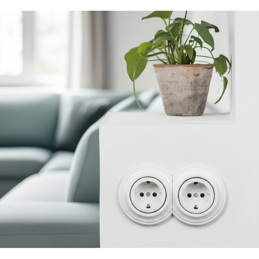 Kliklap - dviguba retro rozetė su SCHUKO rėmeliu, 230 V, sniego baltos spalvos