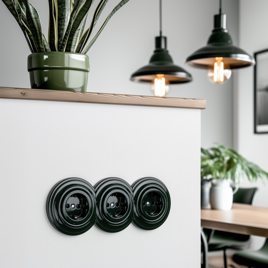 Kliklap - Triguba retro sieninė rozetė su rėmeliu SCHUKO 230V, žalia