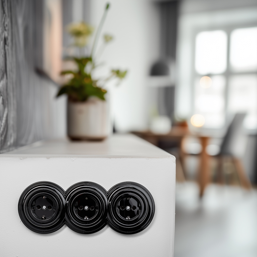 Kliklap – trigubas retro namų lizdas su rėmeliu SCHUKO, 230 V, juodas