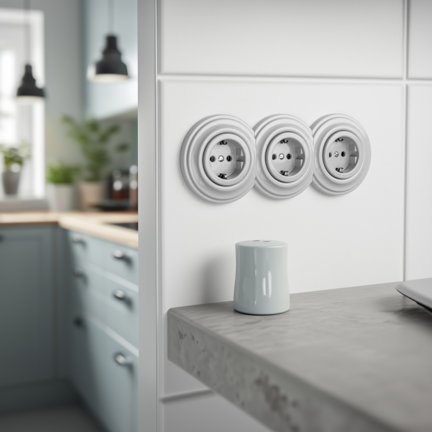 Kliklap - Trigubas retro namų lizdas su rėmeliu SCHUKO 230V, keraminis, baltas