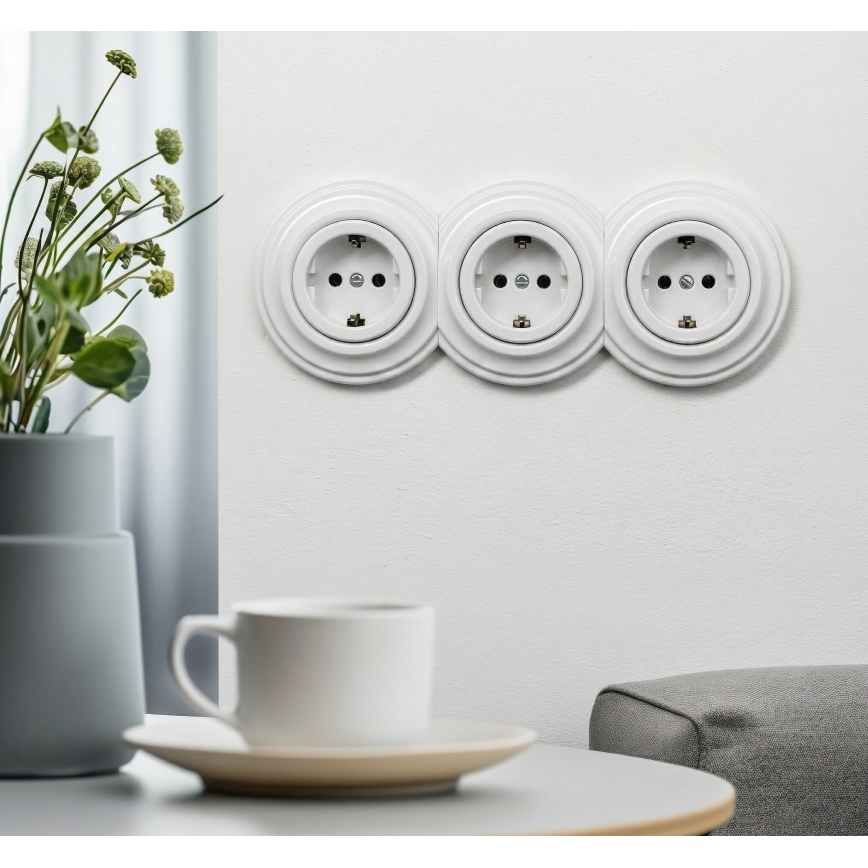 Kliklap - trigubas retro namų SCHUKO lizdas su rėmeliu, 230 V, sniego baltumo