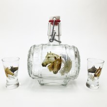 KOMPLEKTAS 1x stiklas bottle statinės formos ir 2x stikliukas šotams permatoma su arklio motyvu