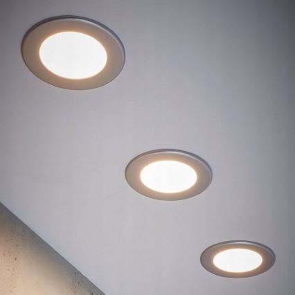 Komplektas 3 vnt. LED vonios įleidžiamųjų šviestuvų LED/6W/230V IP44, sidabro spalvos