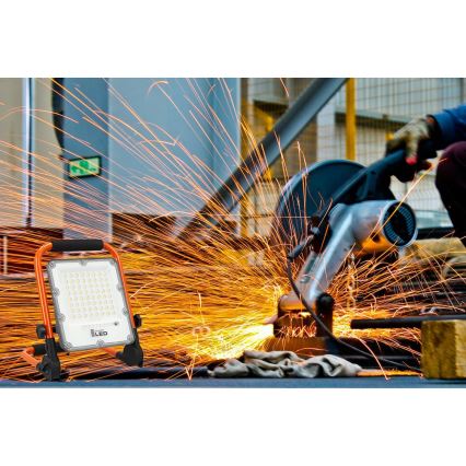 LED Įkraunamas prožektorius su stovu LED/100W/3,2V 4500K 15000 mAh IP65 oranžinė