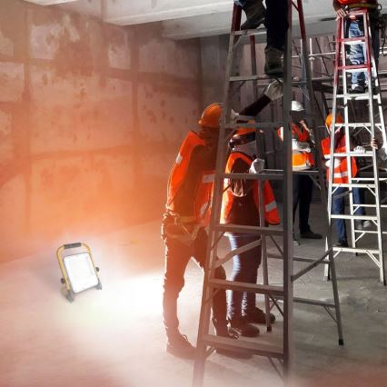 LED įkraunamas prožektorius su stovu LED/30W/3,2V 4500K 5000 mAh IP65 oranžinis