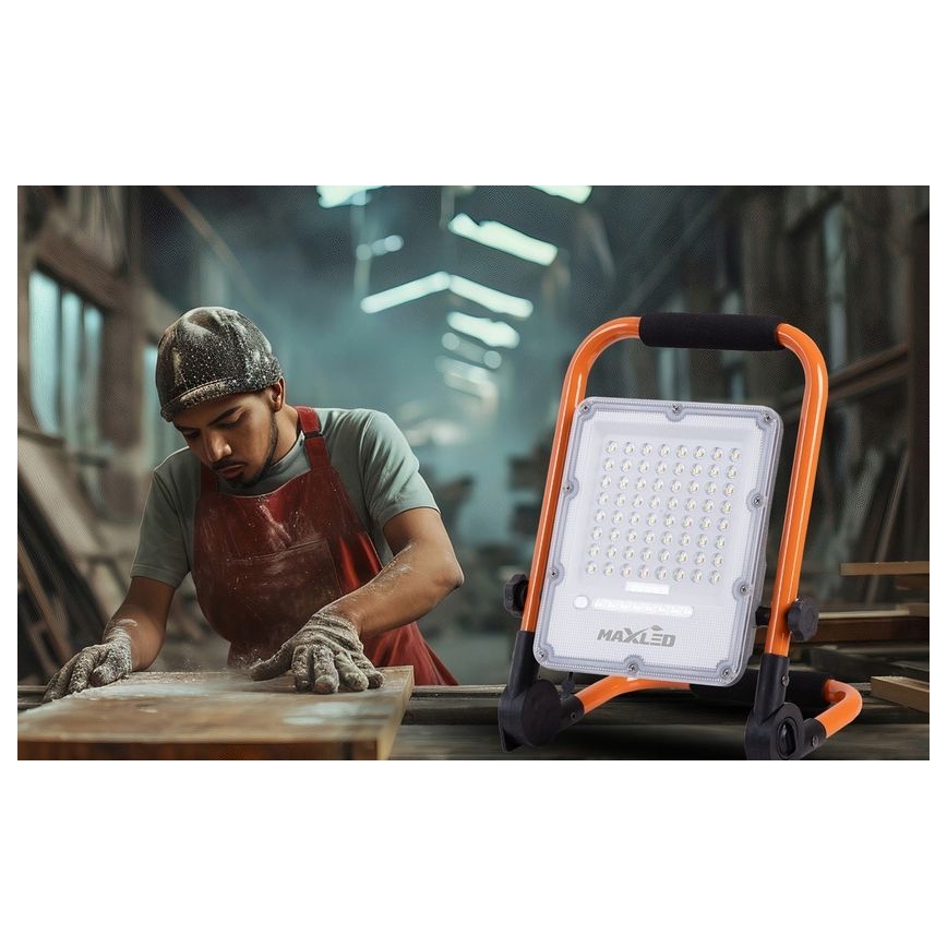 Reguliuojamas įkraunamas LED prožektorius su stovu LED/50W/3,2V 4500K 5000 mAh IP65 oranžinis