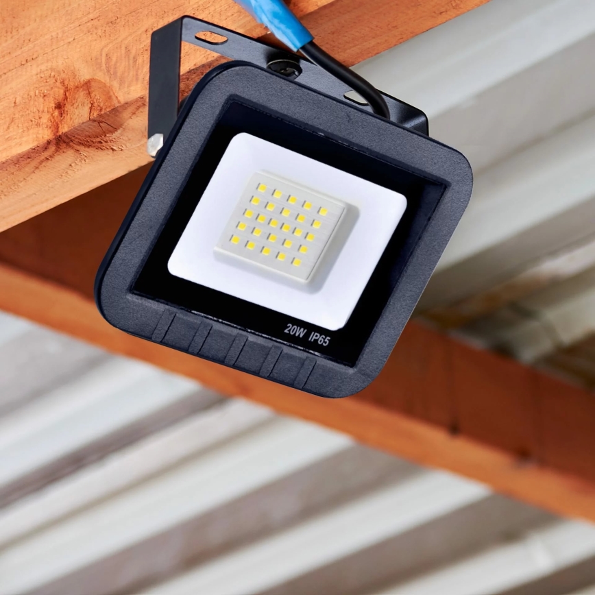 LED Kryptinis šviestuvas LED/20W/230V