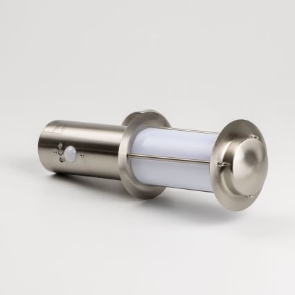 LED Lauko sieninis šviestuvas su judesio jutikliu 1xE27/4,9W/230V IP44 matinis chromas