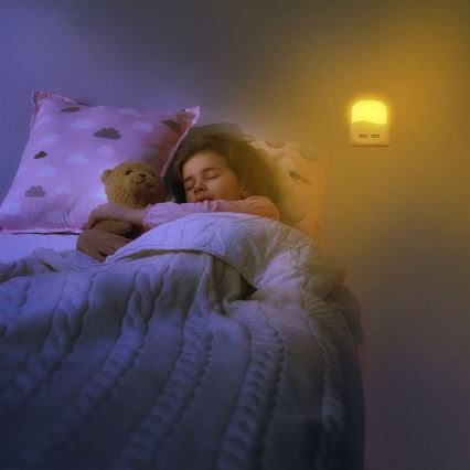 LED naktinis šviesos diodas su sutemų jutikliu, skirtas įkišimui į lizdą, 2xUSB LED/0,45W/230V 4000K