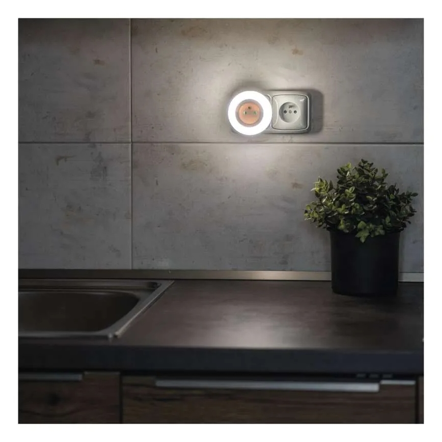 LED naktinis šviestuvas su jutikliu ir lizdu LED/0,3W/230V