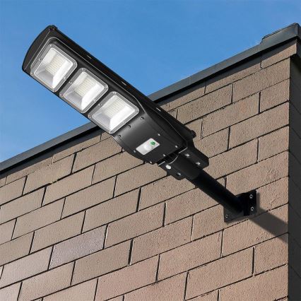 LED Pritemdomo saulės energijos gatvės šviestuvas su judesio ir prieblandos jutikliu LED/12W/3,2V 6000K IP65 10000 mAh juoda + nuotolinio valdymo pultas