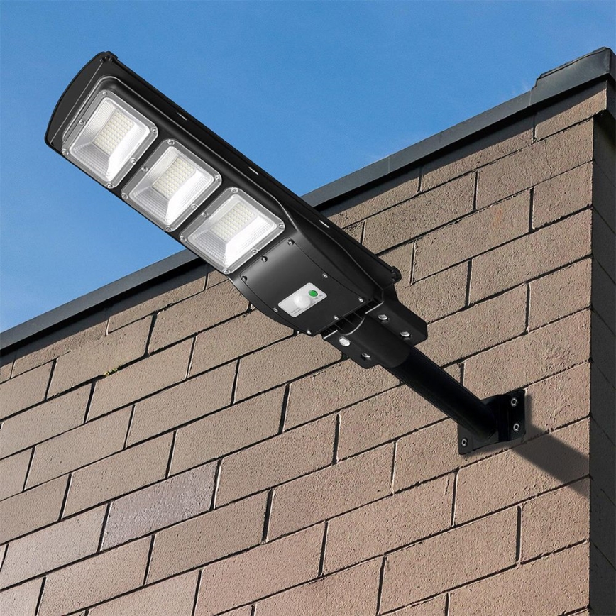 LED Pritemdomo saulės energijos gatvės šviestuvas su judesio ir prieblandos jutikliu LED/12W/3,2V 6000K IP65 10000 mAh juoda + nuotolinio valdymo pultas