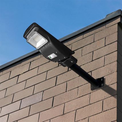 LED Pritemdomo saulės energijos gatvės šviestuvas su judesio ir prieblandos jutikliu LED/6W/3,2V 6000K IP65 5000 mAh juoda + nuotolinio valdymo pultas