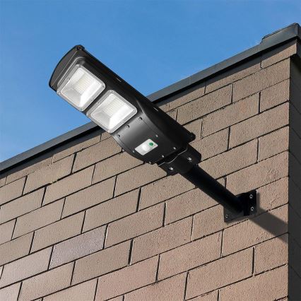LED Pritemdomo saulės energijos gatvės šviestuvas su judesio ir prieblandos jutikliu LED/8W/3,2V 6000K IP65 9000 mAh juoda + nuotolinio valdymo pultas