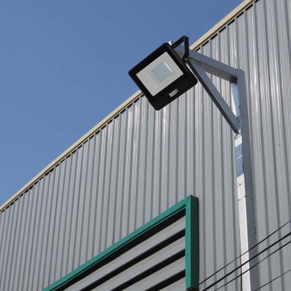 LED prožektorius su jutikliu LED/50W/230V 4000K IP65 juoda