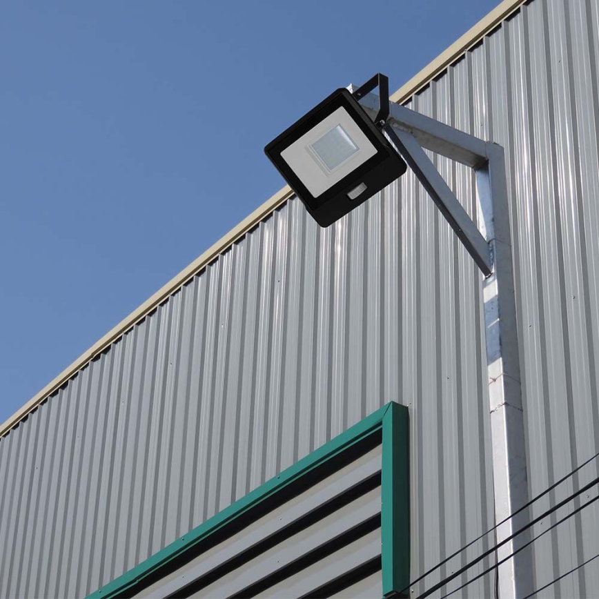 LED prožektorius su jutikliu LED/50W/230V 4000K IP65 juoda