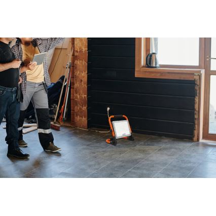 LED prožektorius su stovu LED/100W/230V 4500K IP65 oranžinis