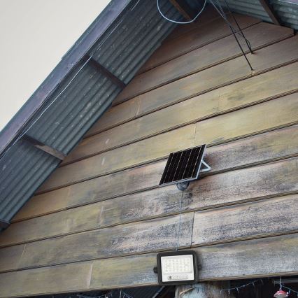 LED reguliuojamas saulės prožektorius LED/50W/3,2V 2000-8000K IP65 3800 mAh juodas + nuotolinis valdymas