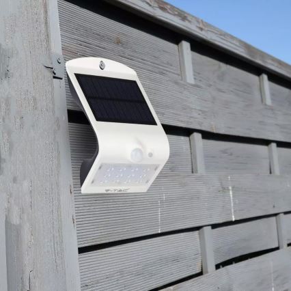 LED sieninis šviestuvas su jutikliu, įkraunamas saulės energija LED/1.5W/3,7V IP65 1200 mAh