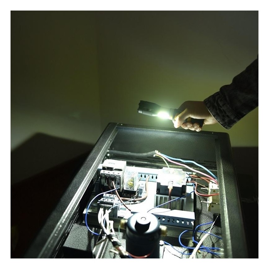 LED žibintuvėlis LED/5W/3xAAA