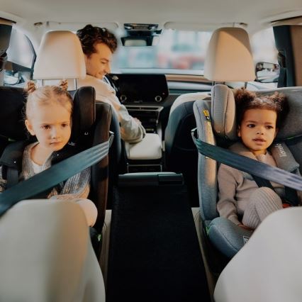 Lionelo - Sukama automobilinė kėdutė su baze BRAVE i-Size 40-150 cm Black Carbon