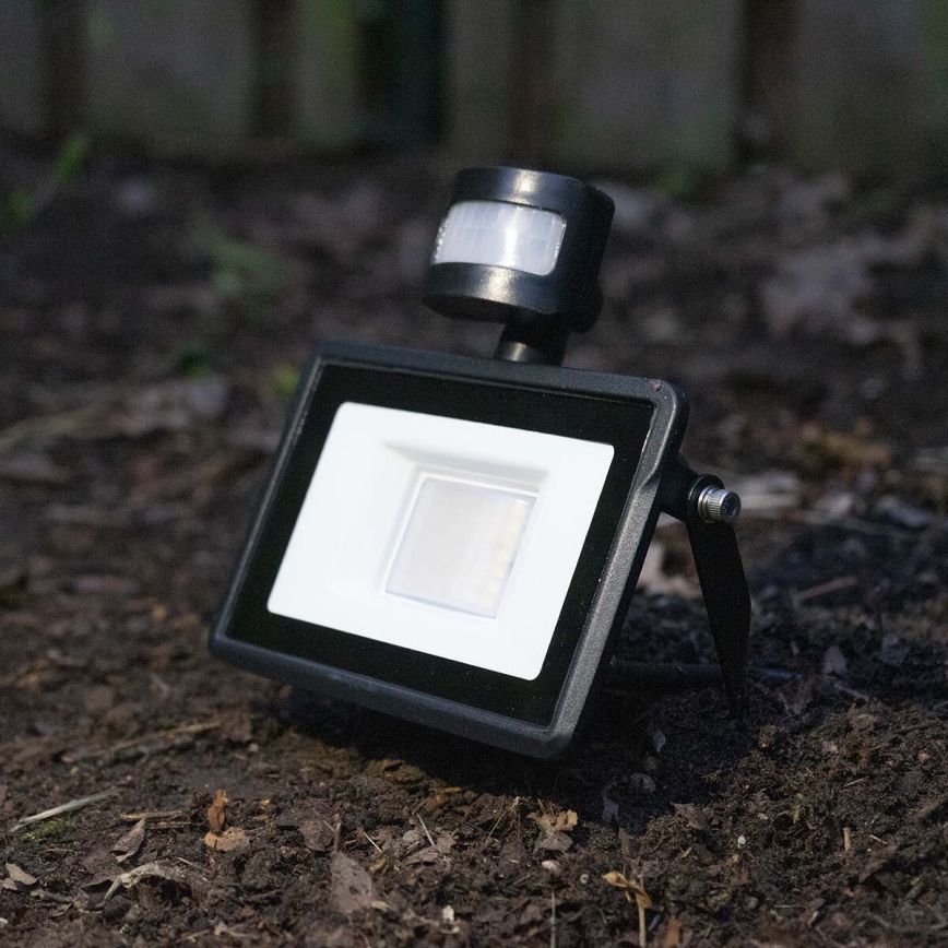 Reguliuojamas LED prožektorius su judesio jutikliu SmartLife LED/20W/230V 3000-6500K IP44 Wi-Fi