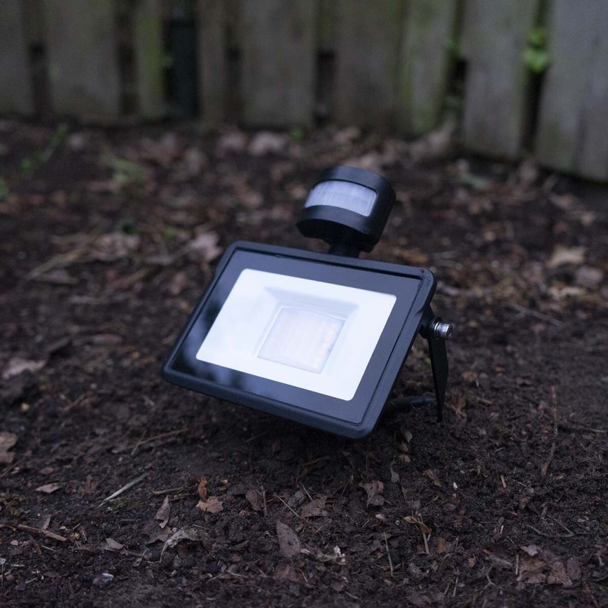Reguliuojamas LED prožektorius su judesio jutikliu SmartLife LED/20W/230V 3000-6500K IP44 Wi-Fi