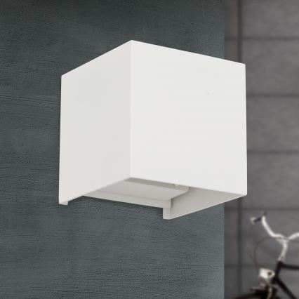LED sieninis lauko šviestuvas CUBE 2xLED/3W/230V IP54 balta