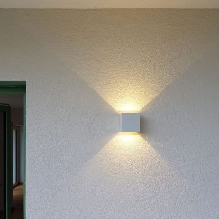LED sieninis lauko šviestuvas CUBE 2xLED/3W/230V IP54 balta