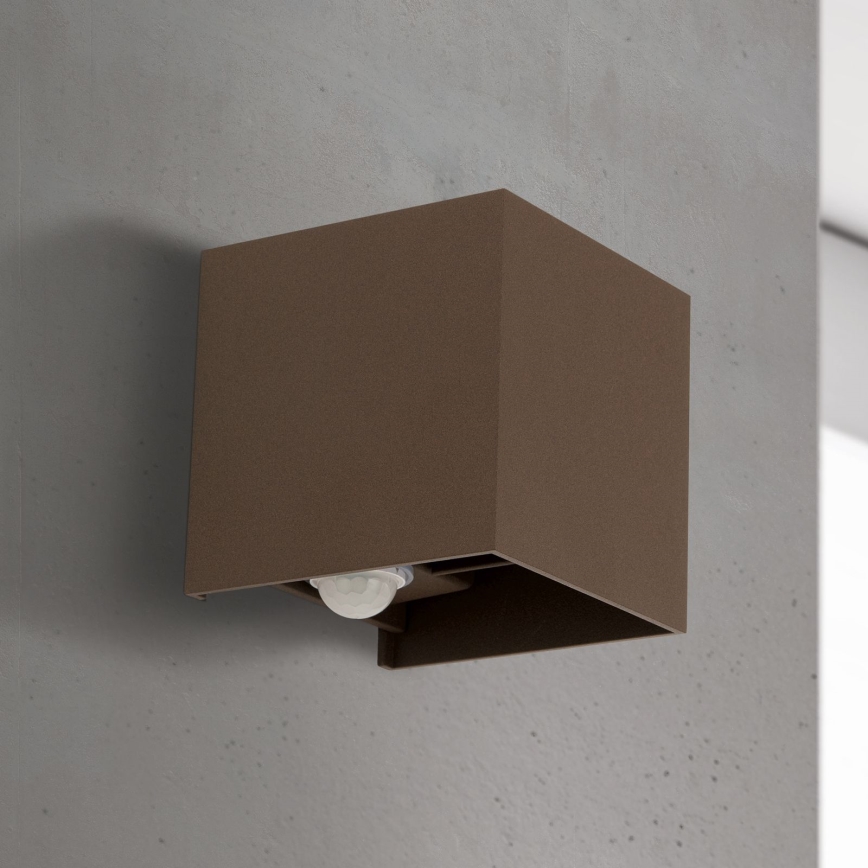 Lauko sieninis šviestuvas su judesio ir sutemų jutikliu CUBE-S LED/13W/230V IP54 ruda