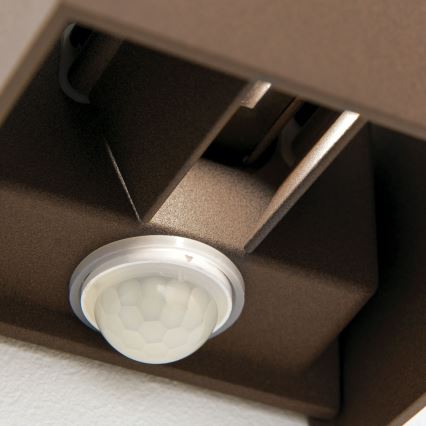 Lauko sieninis šviestuvas su judesio ir sutemų jutikliu CUBE-S LED/13W/230V IP54 ruda