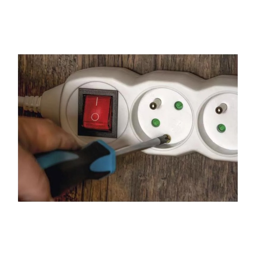 Pratęsimo laidas su jungikliu 4 lizdai 10 m baltas