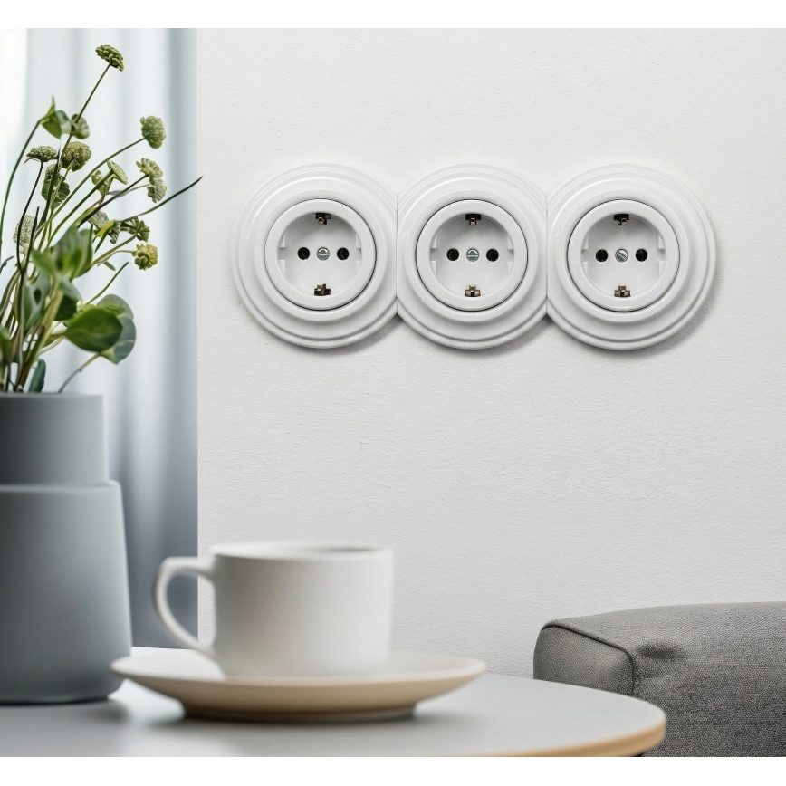 Reblig - Triguba retro buitinė rozetė su rėmeliu SCHUKO 230V sniego baltos spalvos