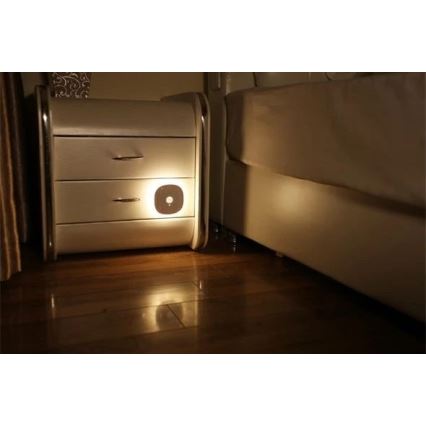 LED naktinis šviestuvas su jutikliu LED/0,45W/3xAAA 3000K balta