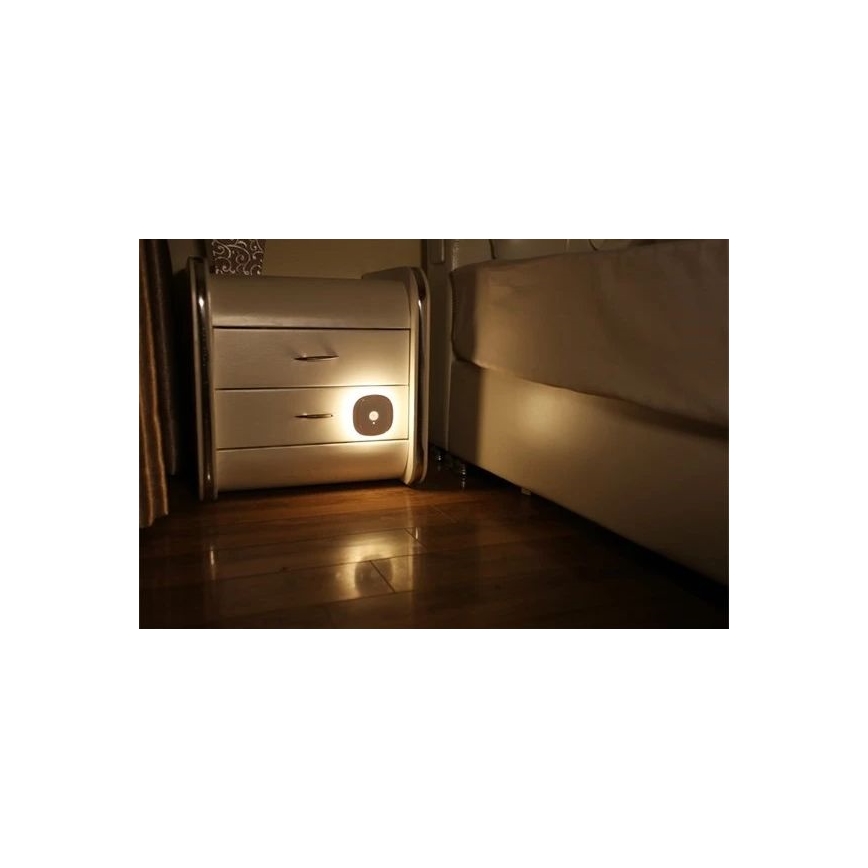 LED naktinis šviestuvas su jutikliu LED/0,45W/3xAAA 3000K balta