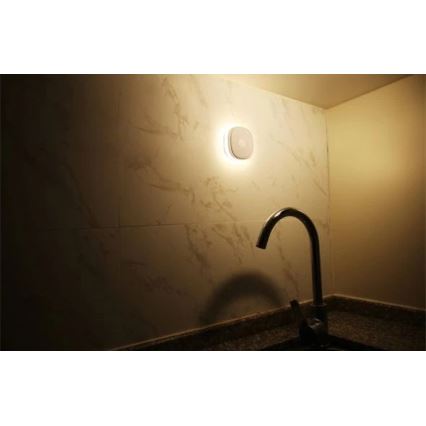 LED naktinis šviestuvas su jutikliu LED/0,45W/3xAAA 3000K balta