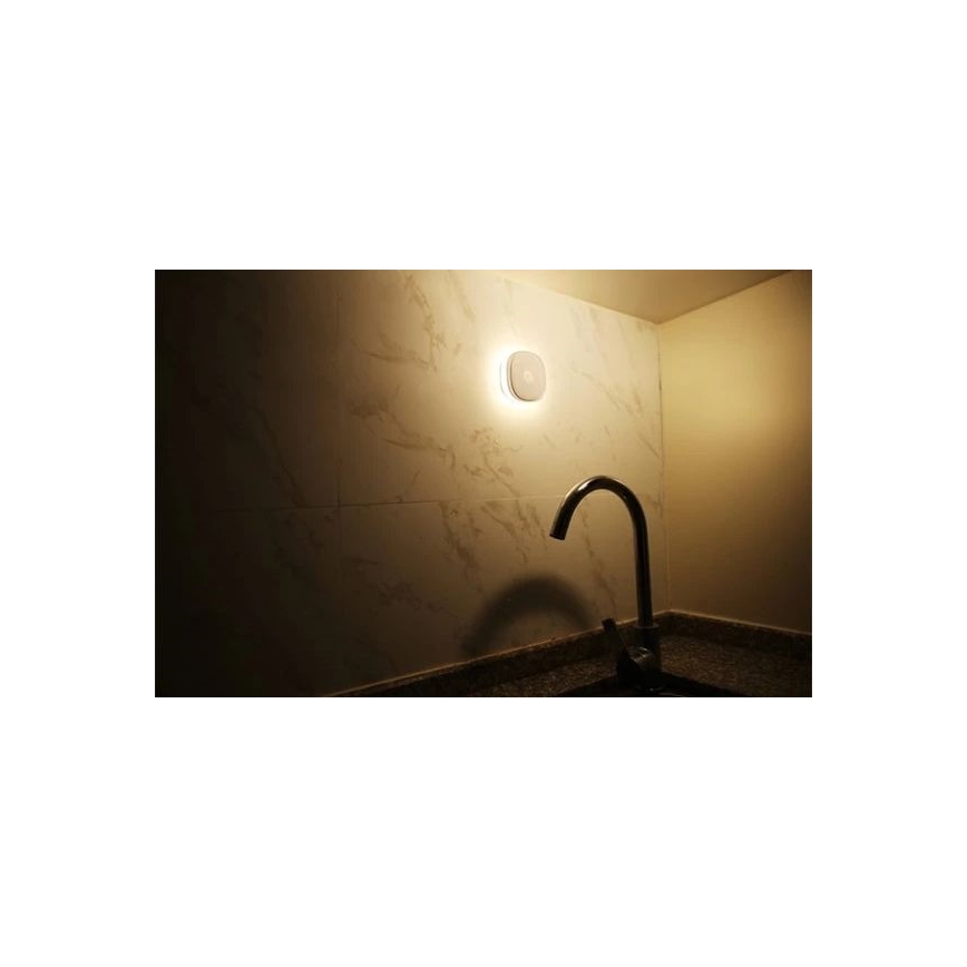 LED naktinis šviestuvas su jutikliu LED/0,45W/3xAAA 3000K balta